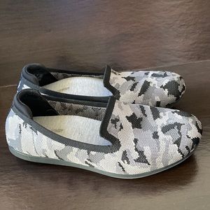 CLARKS Women's Cloudstepper Carly Dream Flats